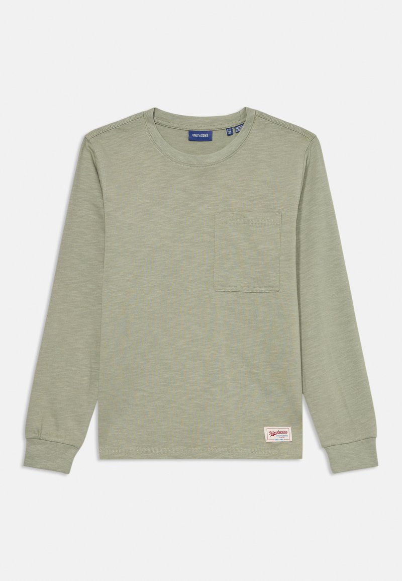 Koszula z długim rękawem w jasnym zielonym kolorze, wykonana z miękkiego materiału, z kieszenią na piersi i metką marki na dole po lewej stronie. Okrągły dekolt.