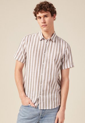 Kurzarm-Hemd mit Knopfleiste, das abwechselnd braune und weiße vertikale Streifen zeigt. Hergestellt aus leichtem Stoff und mit klassischem Kragen.