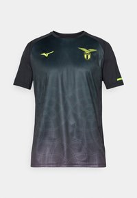 Svart og mørkegrå sportsdrakt med kortermet design, med et gradientmønster og et subtilt spindelvev-design; har Mizuno-logo og Lazio-blason i gult.