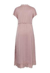 Robe midi mauve à manches courtes, bordée de dentelle à l'ourlet et à l'encolure, fente latérale, et ceinture fine assortie à la taille, vue de dos.