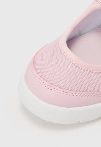 Roza mrežasta slip-on cipela s teksturiranom površinom, kontrastnom bijelom gumenom potplatom i prošivenim detaljima na rubovima.