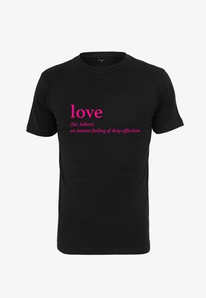 Mustkunst eest must t-särk, millel on roosa tekst "armastus" ja selle ladina keeles määratlemine, keskel esiküljel. Lühikesed varrukad ja ringkaelusega disain.