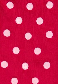 Tessuto rosa brillante con pois rosa lucidi distribuiti uniformemente. La consistenza appare morbida, con un motivo a maglia sottostante al design.