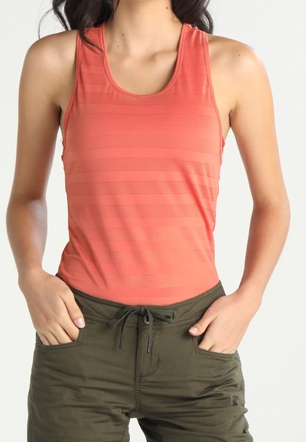 Débardeur de sport corail à rayures horizontales et encolure dégagée, associé à un pantalon vert olive à cordon de serrage avec poches latérales.