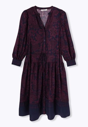 Robe à motifs floraux bourgogne avec des manches longues, un devant à boutons, une taille élastique et une jupe évasée. Tissu doux avec une texture lisse.
