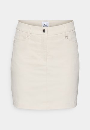 Knælængde, lys beige bomuldsnederdel med lynlåsgylf, lukning med øverste knap, to forreste lommer og minimalistisk design.