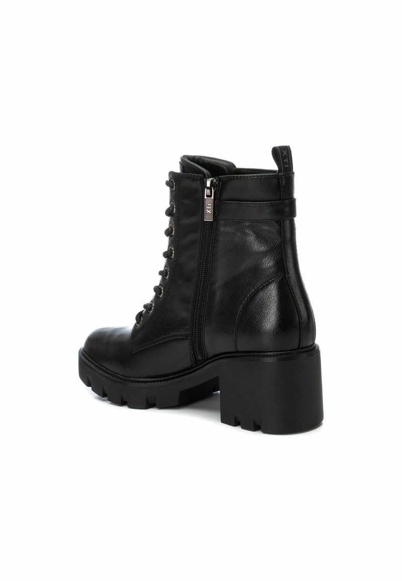 Schwarze Lederstiefeletten mit einem stabilen Blockabsatz, seitlichem Reißverschluss und dekorativer Schnürung. Glatte Textur mit einer abgerundeten Zehenform.
