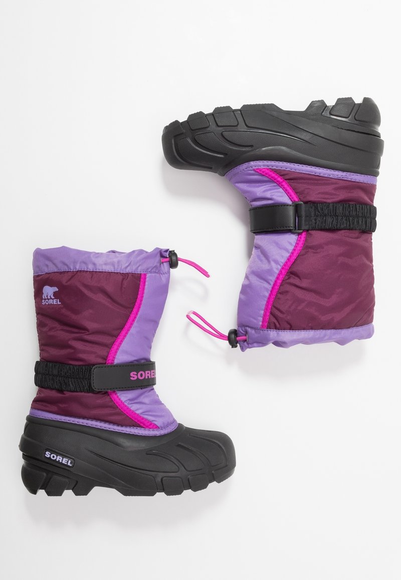 Bottes d'hiver isolantes violettes et roses avec semelles en caoutchouc noir et sangles réglables, vues de côté et de dessous.