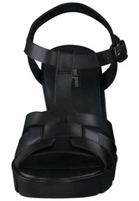 Sandalias de plataforma negras con cintas tejidas anchas y tira para el tobillo. Material sintético suave, suela plana y detalle de hebilla ajustable.