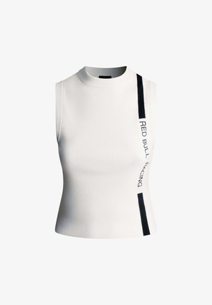 Hvid ærmeløs top med høj hals, ribbet tekstur og et sideprint, der står "RED BULL RACING" i sort. Har en tætsiddende design.