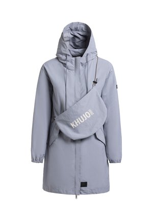 Hellgraue Kapuzenjacke mit Frontreißverschluss und passender Umhängetasche, die vorne das "KHUJO 2001"-Logo zeigt.