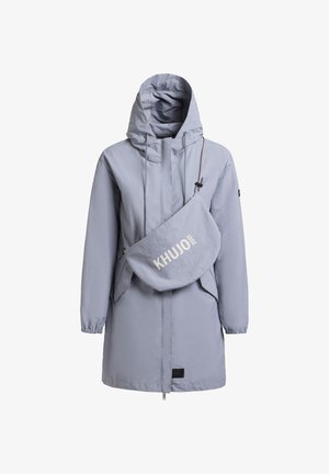 Hellgraue Kapuzenjacke mit Frontreißverschluss und passender Umhängetasche, die vorne das "KHUJO 2001"-Logo zeigt.
