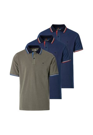 Tre poloshirts med korte ærmer og knaplukning, to marineblå med rød og hvid kant og én grå med blå og hvid kant på kraver og ærmer.