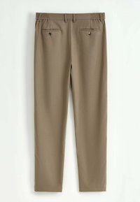 Pantalon kaki à texture lisse, doté d'une ceinture élastique, de deux poches arrière avec des boutons dorés, et des jambes droites.