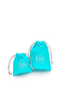 Turkise stof smykkeposer, en større og en mindre, med sølvfarvede snorlukninger og mærket "Elli" trykt i hvidt.