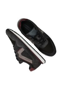 Donkergrijze sneakers van suède en mesh materialen, witte tussenzool, bordeauxrode accenten en veter sluiting; ronde neus en contrasterende ontwerpelementen.