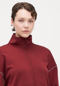ONLY Tall ONLMILA ZIP LOOSE - Sweatjakke - cabernet/cloud dancer