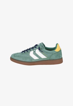 Zapatillas de ante verdes con rayas blancas, cordones marinos y acentos amarillos en el talón. Superficie texturizada y suela de goma.