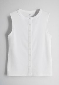 Top de punto blanco sin mangas con canalé, cuello redondo y cierre frontal con botones, colocado plano sobre un fondo claro.