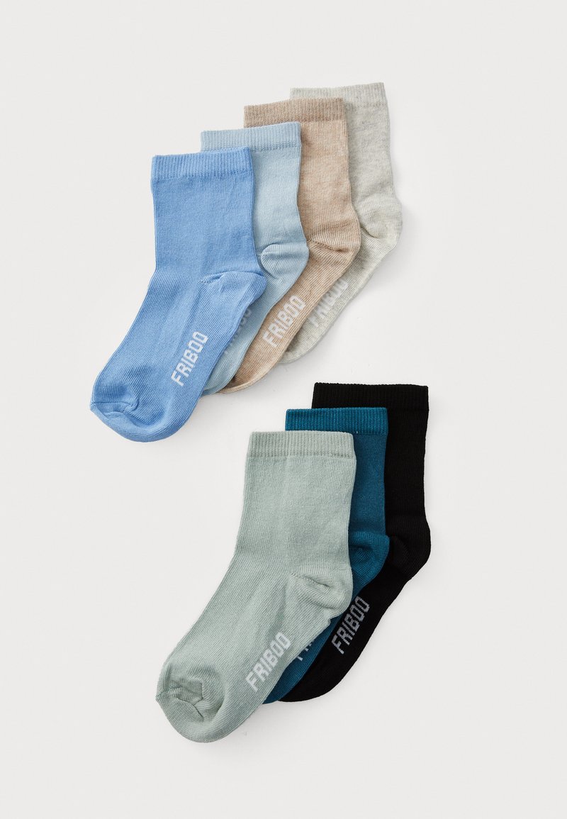 Sæt med seks par sokker i forskellige farver: lys blå, beige, grå, mørk teal, sort og lys grøn. Glat tekstur med ribbede manchetter.