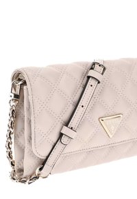 Borsa a tracolla in pelle beige chiaro trapuntata con logo triangolare dorato, dotata di tracolla a catena e dettaglio con fibbia sulla tracolla regolabile.