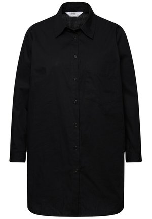 Chemise noire à boutons, fabriquée en tissu lisse, avec un col classique, des manches longues et une poche sur le côté gauche de la poitrine.