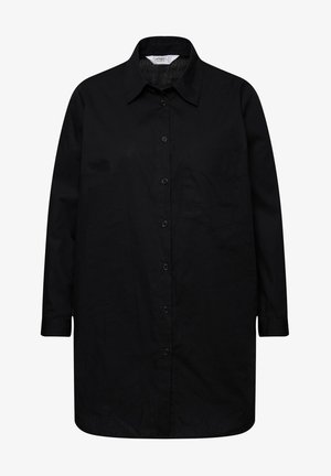 Camisa negra de botones con tejido suave, que presenta un cuello clásico, mangas largas y un bolsillo en el lado izquierdo del pecho.