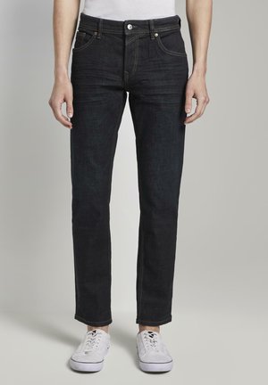 Jeans de mezclilla oscura con corte recto, que cuentan con cinco bolsillos, detalles de costura sutil y un cierre de botón en la cintura.
