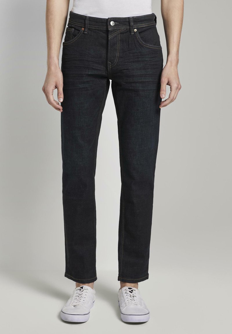 Jeans de mezclilla oscura con corte recto, que cuentan con cinco bolsillos, detalles de costura sutil y un cierre de botón en la cintura.