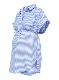 Robe de maternité à rayures verticales bleu et blanc, à manches courtes, col, taille nouée sur le devant et ourlet arrondi sur fond blanc.