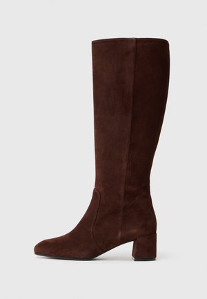 Stivale al ginocchio in suede marrone scuro con punta rotonda e tacco basso su uno sfondo bianco uniforme.