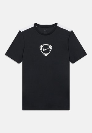 Tricou negru Nike cu mâneci scurte, accente albe pe umeri și un logo alb Nike swoosh într-un scut triunghiular pe piept.