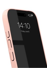 Smarttelefon med svart skjerm og rosa, matt overflate, med sideknapper og synlig dato og tid på skjermen.