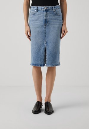 Lys blå denim blyantnederdel med en frontslids, fem lommer og bæltestropper, færdig med en ren kant. Stylet med sorte slip-on sko.