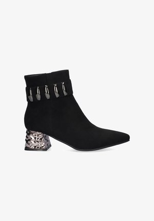 Botín de ante negro hasta el tobillo con puntera puntiaguda, tira decorativa con acentos metálicos y tacón bloque con diseño.