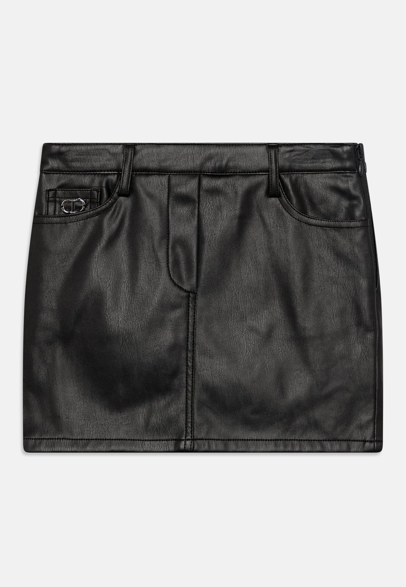 Svart mini-skjørt i imitation skinn med en glatt tekstur, frontlommer og belteklips. Den har sydd detaljer og en frontglidelås.