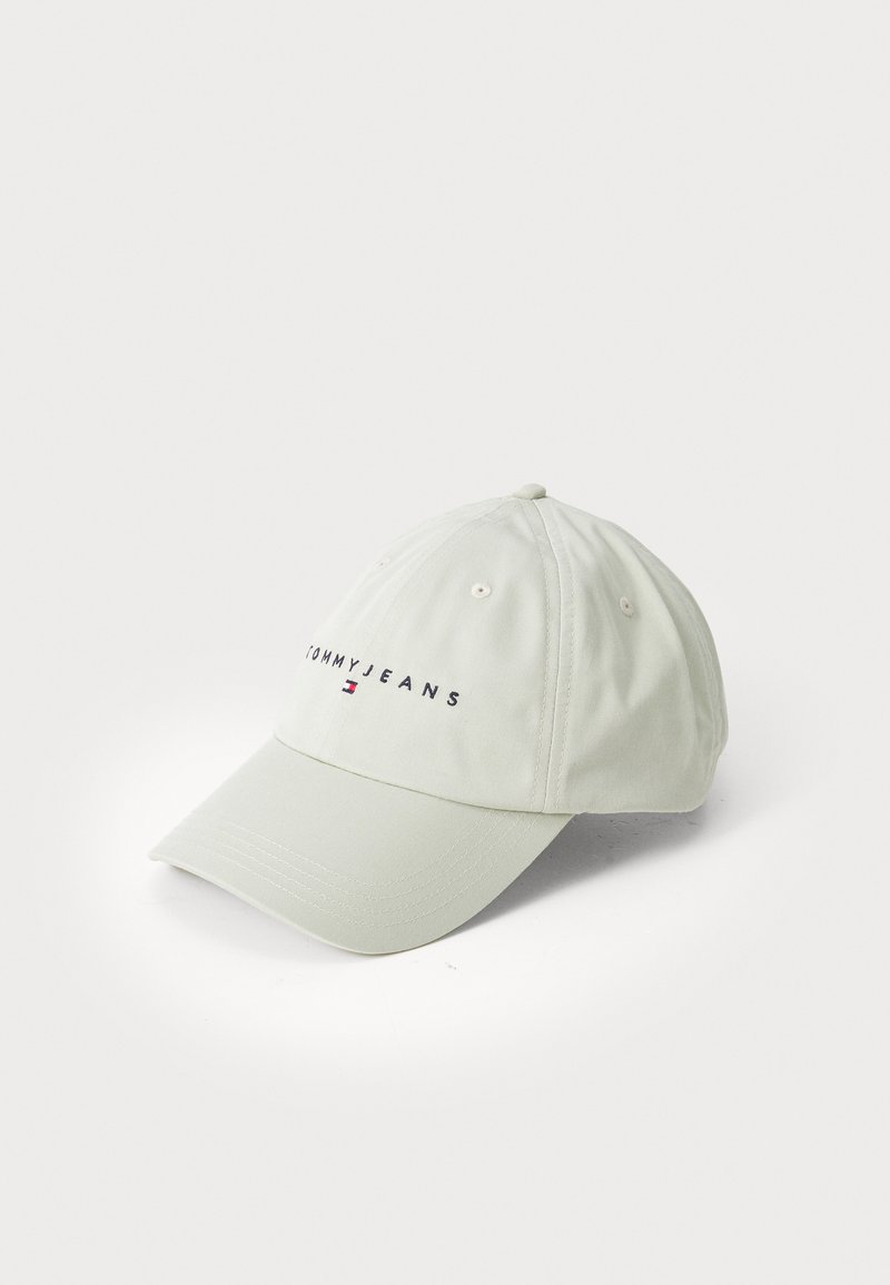 Casquette de baseball vert clair avec le logo brodé "TOMMY JEANS" à l'avant, visière incurvée et oeillets de ventilation sur les côtés.