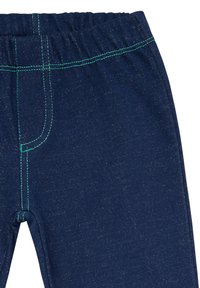 Marineblauwe legging met een zachte textuur, elastische tailleband en contrasterende groene stiksel details. Voorzien van nepsteek van de voorkant van de zak.