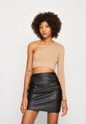 WAL G. MILLY ONE SLEEVE CROP - Μπλούζα με μακριά μανίκια - camel