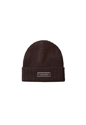 Bonnet en maille côtelée marron foncé avec bord replié et écusson rectangulaire à logo Calvin Klein au centre devant.