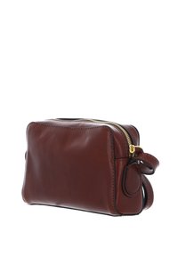 Borsa in pelle marrone di forma rettangolare, con zip dorata e cinturino laterale. Texture liscia e design minimalista con bordi arrotondati.