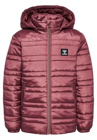 Veste matelassée zippée de couleur rose foncé avec une capuche, présentant des coutures horizontales, des poignets élastiques et un patch logo noir sur la poitrine gauche.