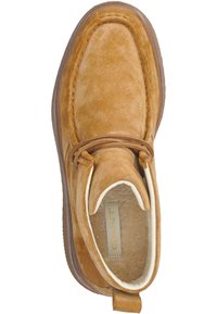 Beige Wildleder-Ankle-Boot mit runder Zehenform, kontrastierender Innenauskleidung, Schnürverschluss und rutschfester Gummisohle. Markenlabel im Inneren.