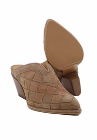 Mule in pelle scamosciata marrone con tacco a zeppa, caratterizzati da un motivo intrecciato, punta affusolata e suola testurizzata con tacco in legno.