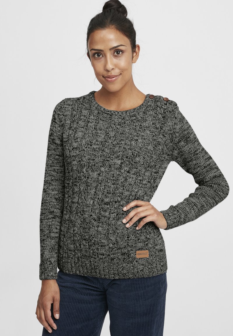 Grauer Strickpullover mit strukturiertem Muster, Rundhalsausschnitt und zwei Knopfakzenten an der linken Schulter. Logopatch am Saum.