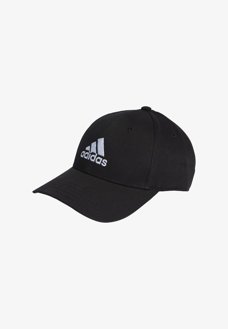 Gorra de béisbol negra hecha de tela, con visera curvada, diseño de seis paneles y un logo de Adidas bordado en blanco en la parte frontal.