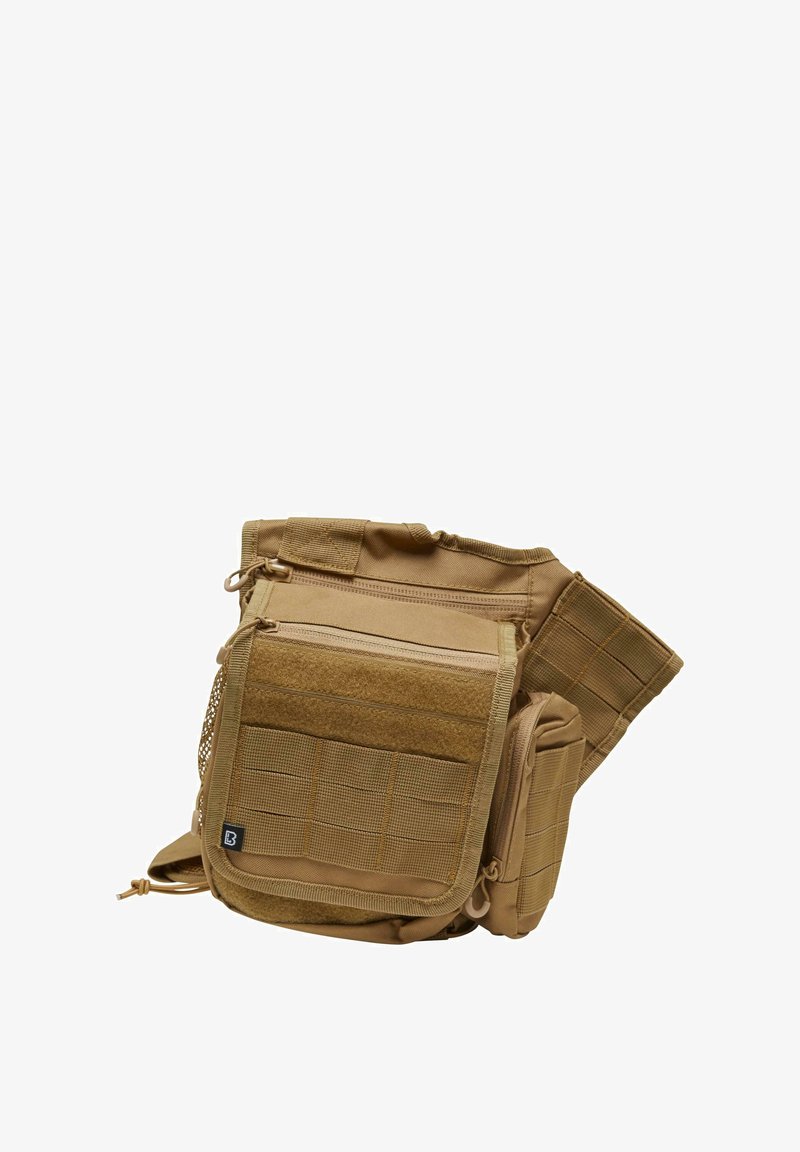 Barna taktikai messenger táska, amely texturált felülettel, több tárolórekesszel, hálós díszítéssel és párnázott pánttal rendelkezik a kényelmes viselet érdekében.
