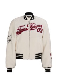 Biała kurtka bomber z imitacji futra z bordowym haftem „True Religion” i czarnymi akcentami. Posiada prążkowane mankiety i pas w paski.
