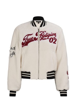 Biała kurtka bomber z imitacji futra z bordowym haftem „True Religion” i czarnymi akcentami. Posiada prążkowane mankiety i pas w paski.