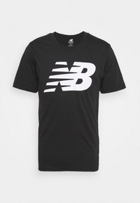 Camiseta de algodón negra con un gran logotipo blanco "NB" en la parte delantera. Manga corta, cuello redondo y textura suave.